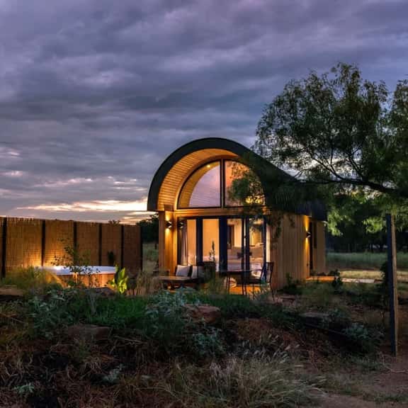 Prairie | Wide-Sky Studio Villa + Private Hot Tub - Image 1